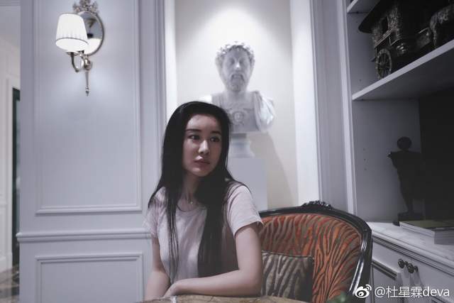 起底张纪中娇妻：前段婚姻也是小三上位，前夫台湾人，大她20岁