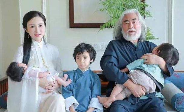 起底张纪中娇妻：前段婚姻也是小三上位，前夫台湾人，大她20岁