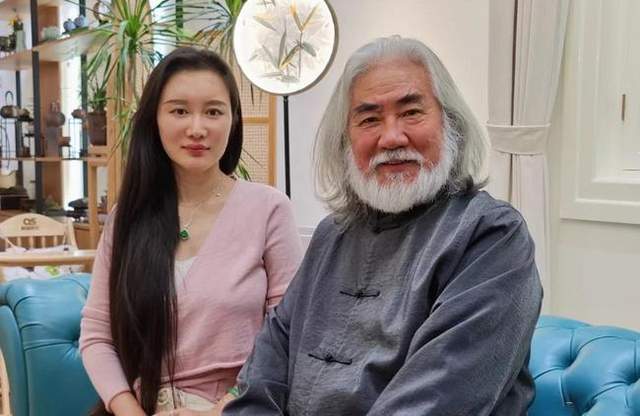 起底张纪中娇妻：前段婚姻也是小三上位，前夫台湾人，大她20岁