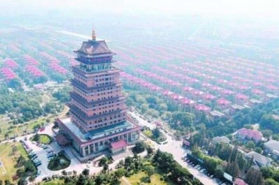 ​曾经的天下第一村，现如今欠债400亿，各种山寨风景却吸引游客