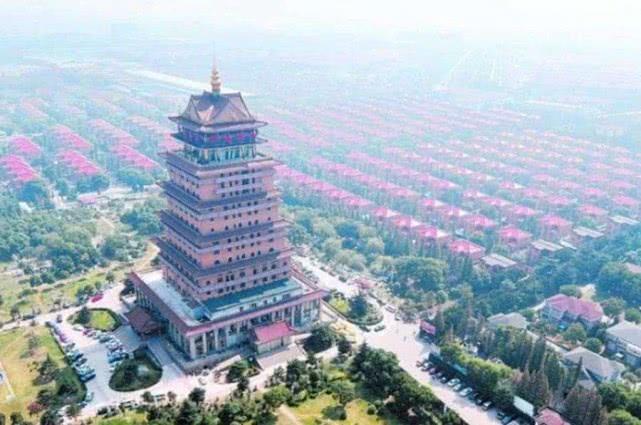曾经的天下第一村，现如今欠债400亿，各种山寨风景却吸引游客
