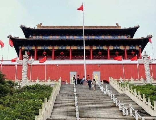 曾经的天下第一村，现如今欠债400亿，各种山寨风景却吸引游客