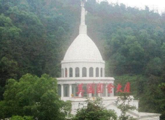 曾经的天下第一村，现如今欠债400亿，各种山寨风景却吸引游客