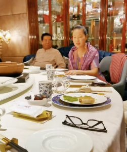 ​83岁李双江打扮体面，梳大油头皮鞋擦的光亮，跟56岁梦鸽好般配！