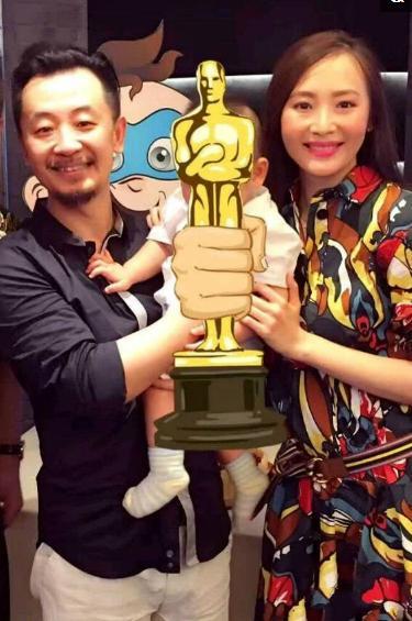 42岁黄海波全家近照, 落魄时美妻仍不离不弃, 今儿子已3岁