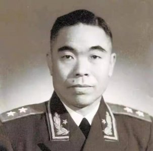 ​蒋介石瞧不上的杂牌军长，抗美援朝中表现不凡，彭德怀都向他鞠躬