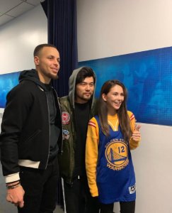 ​昆凌与库里，周杰伦&昆凌夫妇赛后在球员通道与库里合影