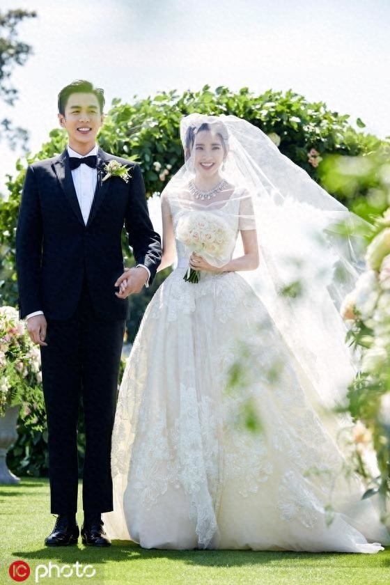张若昀唐艺昕婚礼现场！白马王子与公主的梦幻爱情，互换戒指双人舞超高甜