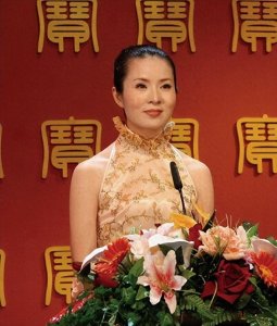 ​三大鉴宝栏目美女主持人风采一览，知性又美丽