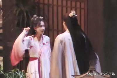 ​邓为李一桐《云秀行》吻戏路透 邓为强吻李一桐氛围感直接拉满了！