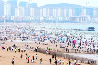 ​青岛夏日风景如画的金沙滩，美女如云美不胜收，小朋友来了不愿走