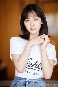 ​沈月，娱乐圈偶像演员，被誉为“漫画女孩”