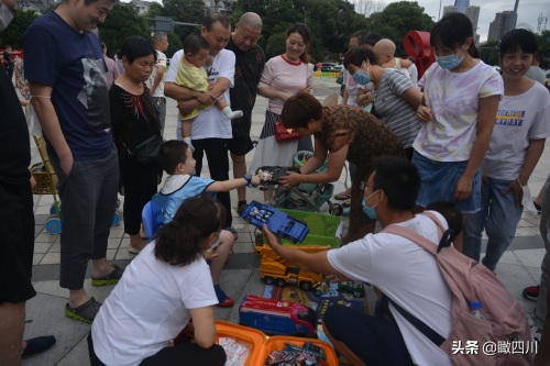 暑假怎么过？这群小朋友“抢占”广场摆地摊，卖玩具赚钱还能锻炼