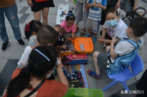 暑假怎么过？这群小朋友“抢占”广场摆地摊，卖玩具赚钱还能锻炼