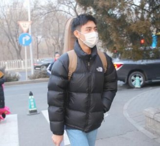 ​陈飞宇准备考哪所大学现身北电复试人群中格外耀眼