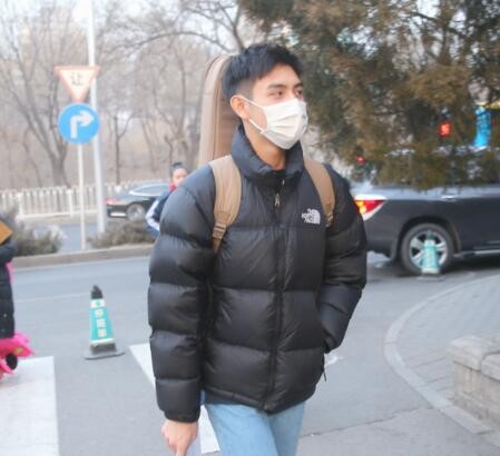 陈飞宇准备考哪所大学 现身北电复试人群中格外耀眼
