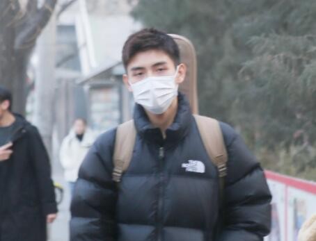 陈飞宇准备考哪所大学 现身北电复试人群中格外耀眼