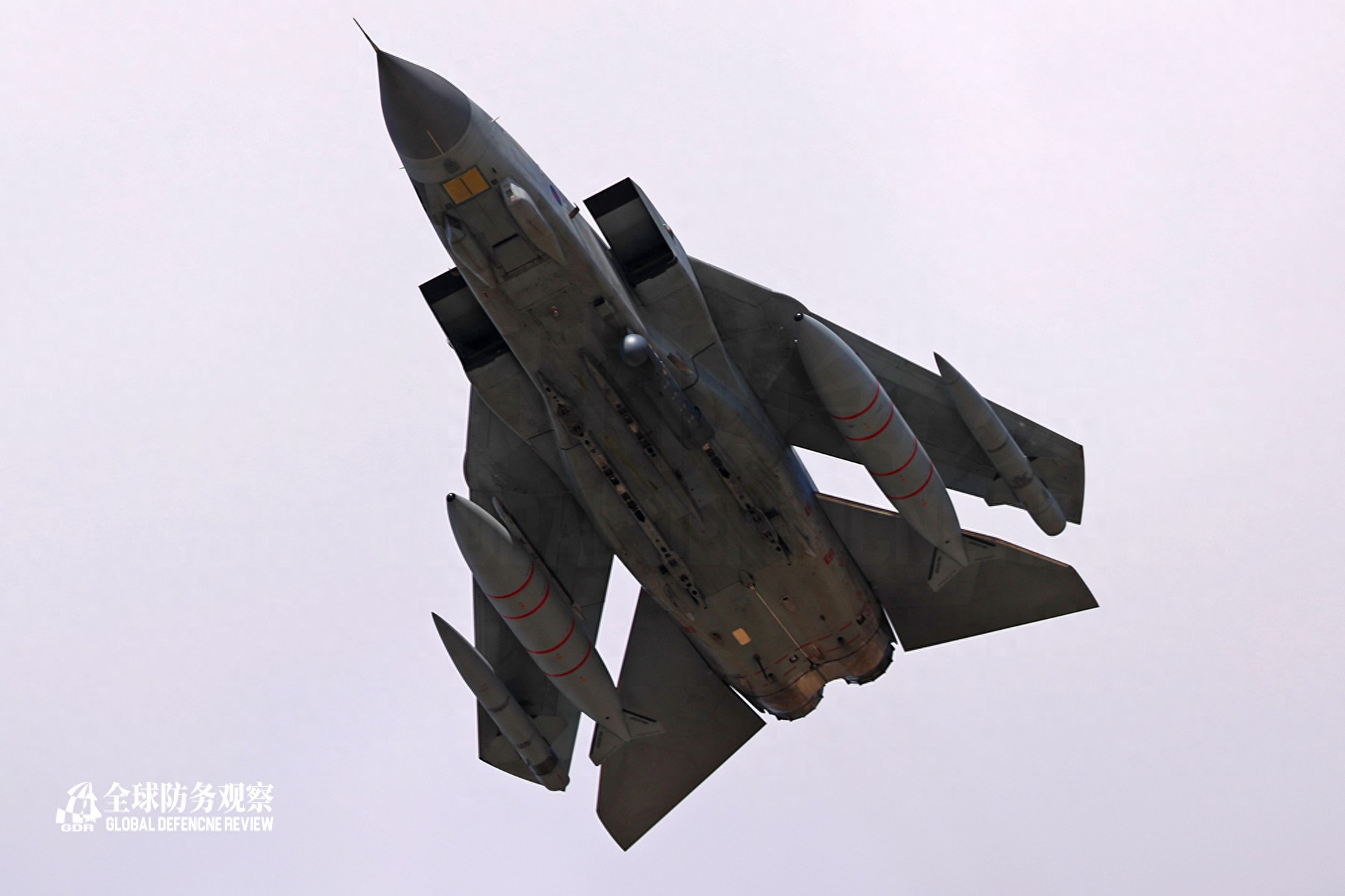 欧洲三国联合研制，狂风战机成为空中炸弹卡车，自带反推独树一帜