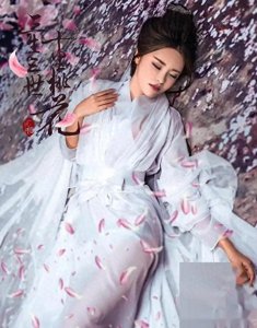 ​寡妇晚上偷西瓜，被光棍抓了现行，寡妇：我给你生个娃