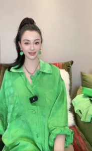 ​吴秀波小三陈昱霖居湖北老家，浑身奢侈品太漂亮，出狱和父母相依