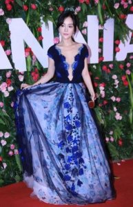 ​李小璐真敢拼，这次穿的深V裙真是深不可测，不服你也来