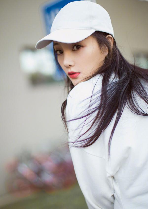 李小璐真敢拼，这次穿的深V裙真是深不可测，不服你也来