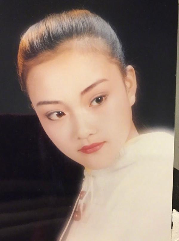 李小璐真敢拼，这次穿的深V裙真是深不可测，不服你也来