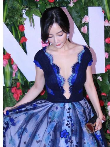 李小璐真敢拼，这次穿的深V裙真是深不可测，不服你也来