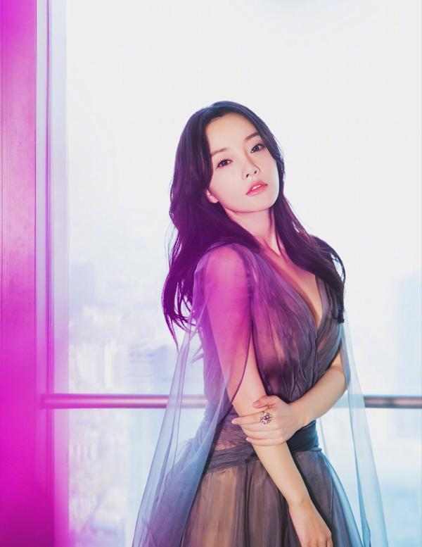 李小璐真敢拼，这次穿的深V裙真是深不可测，不服你也来
