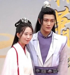 ​富婆逐梦娱乐圈，这乱象该治治了