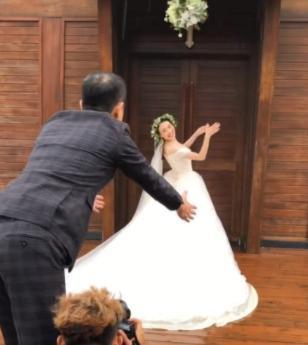 新娘在教堂拍婚纱照,抛绣球调戏老公太扎心,成片只看到一双手