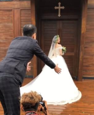 新娘在教堂拍婚纱照,抛绣球调戏老公太扎心,成片只看到一双手