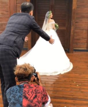 新娘在教堂拍婚纱照,抛绣球调戏老公太扎心,成片只看到一双手