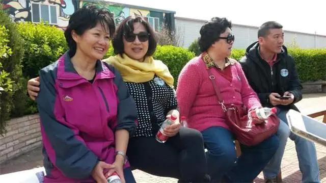 56岁黄秋燕近照，和李连杰是青梅竹马，如今生活幸福女儿颜值还高