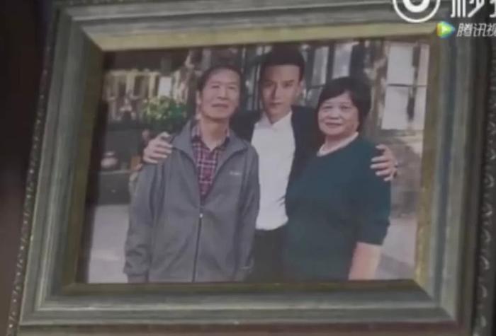 某网剧剧组P图，改了何晟铭的全家福