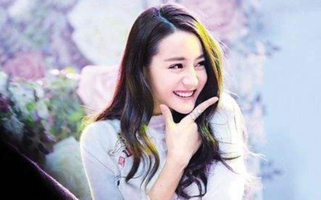 热巴张艺兴被曝在一起？迪丽热巴晒图配4字表明立场，被赞情商高