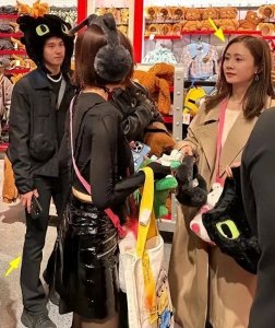 ​秦岚现身，疑似整容？曾为黄晓明赔千万，如今与魏大勋甜蜜同居