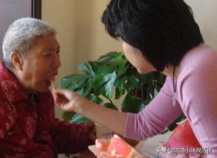 央视主持人黄薇：人到中年依旧要照顾父母，无悔伺候偏瘫父亲11年