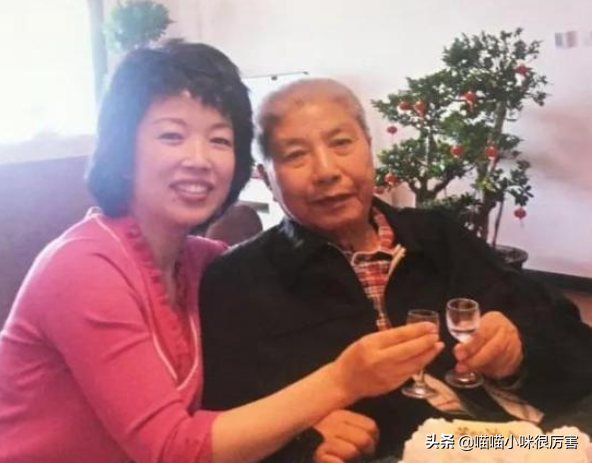 央视主持人黄薇：人到中年依旧要照顾父母，无悔伺候偏瘫父亲11年