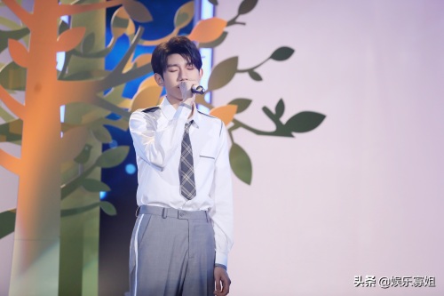 超甜学长男友来啦！王源身穿制服亮相《快乐大本营》