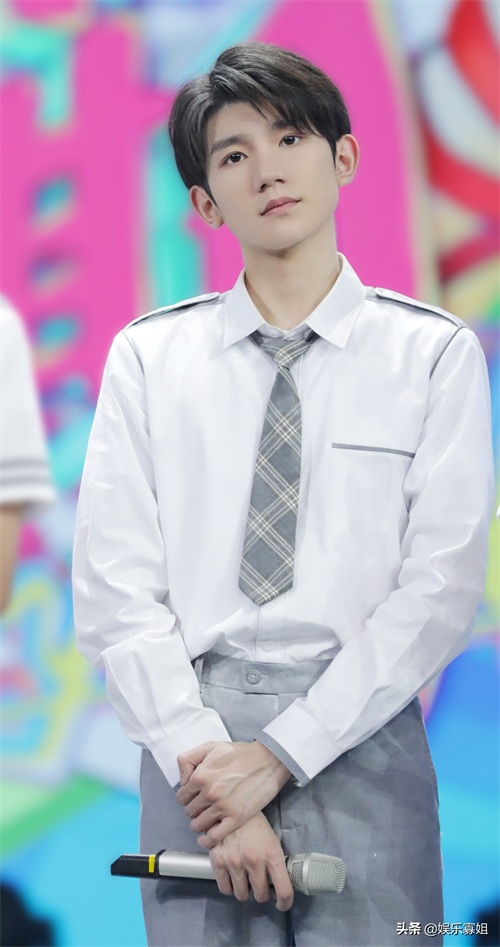 超甜学长男友来啦！王源身穿制服亮相《快乐大本营》