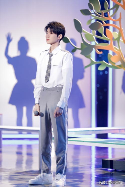 超甜学长男友来啦！王源身穿制服亮相《快乐大本营》
