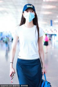 ​宋妍霏穿白 T 恤搭配深色长裙现身机场 大方露笑颜心情好