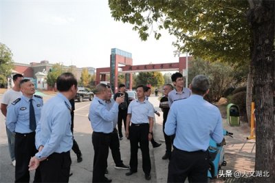 ​咸宁市交警支队领导现场调研湖北商贸学院咸宁校区大门前交通安全