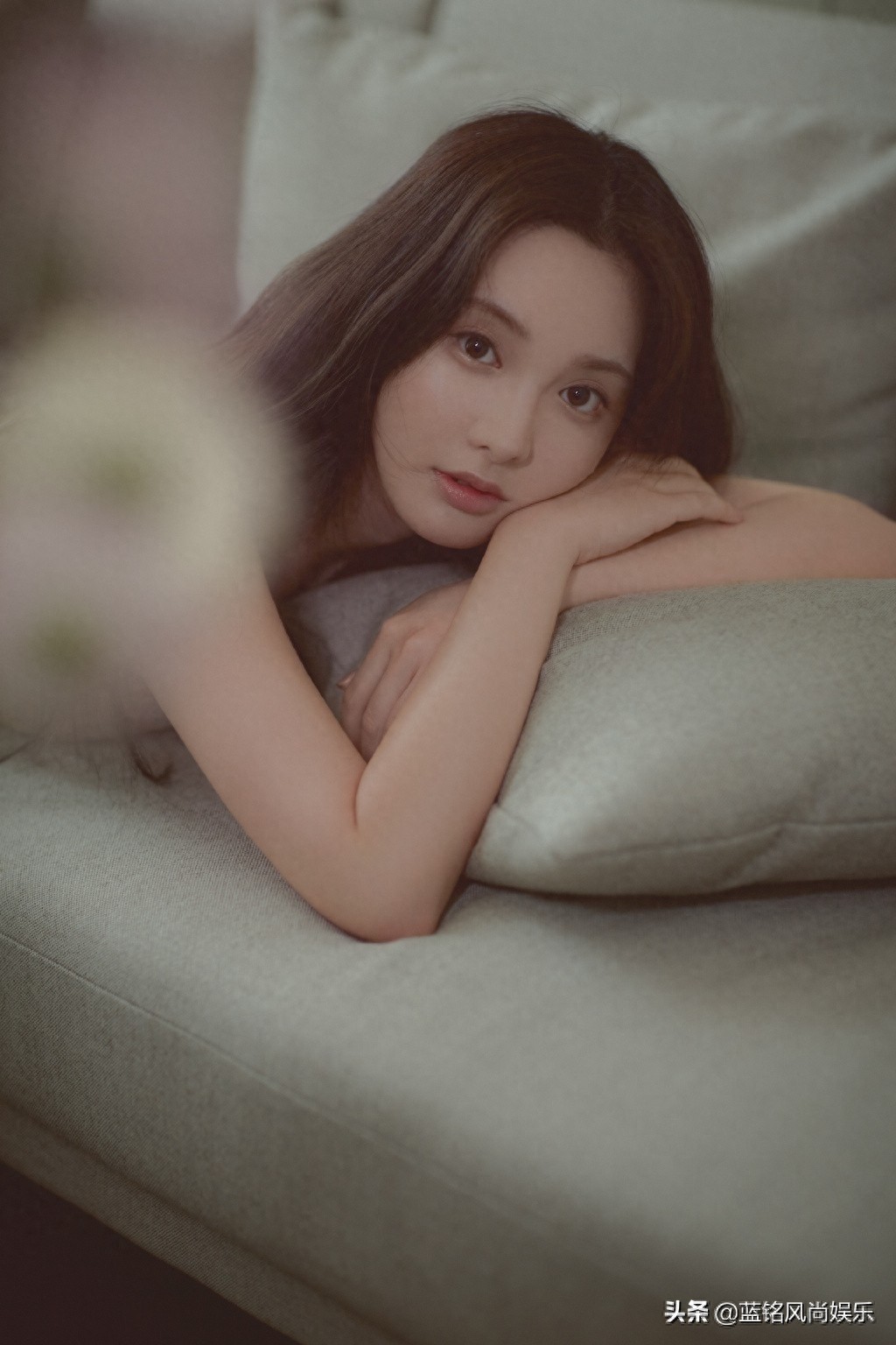 甜美小花彭小苒 来敲动你的心房，轻嗅花香，等你解锁节日密语