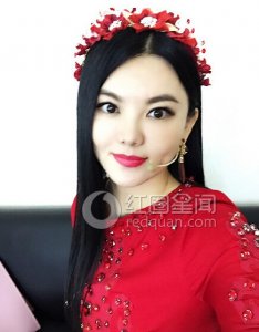 ​李湘头戴花环照片曝光李湘主持现场身材圆润照片