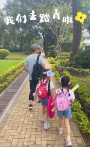 ​熊黛林一家四口踏青春游 与女儿亲密贴贴温馨幸福
