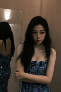 ​虞书欣穿抹胸裙发丝飞扬 身材凹凸有致