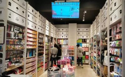 ​年轻人重新迷上十元店，店老板感叹幸好没干餐饮！