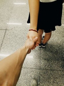 ​能不能继续 对我哭 对我笑 对我好 继续让我 为你想 陪你老